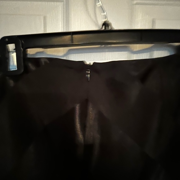 Stunning size 14 shiny/matte blend skirt - Picture 3 of 5